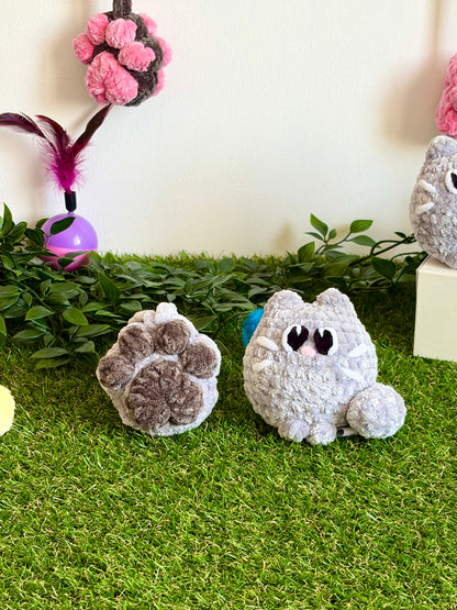 Pack chat flouf et pendentif patoune Nuiba avec chat en peluche et pendentif en forme de patte pour animaux.