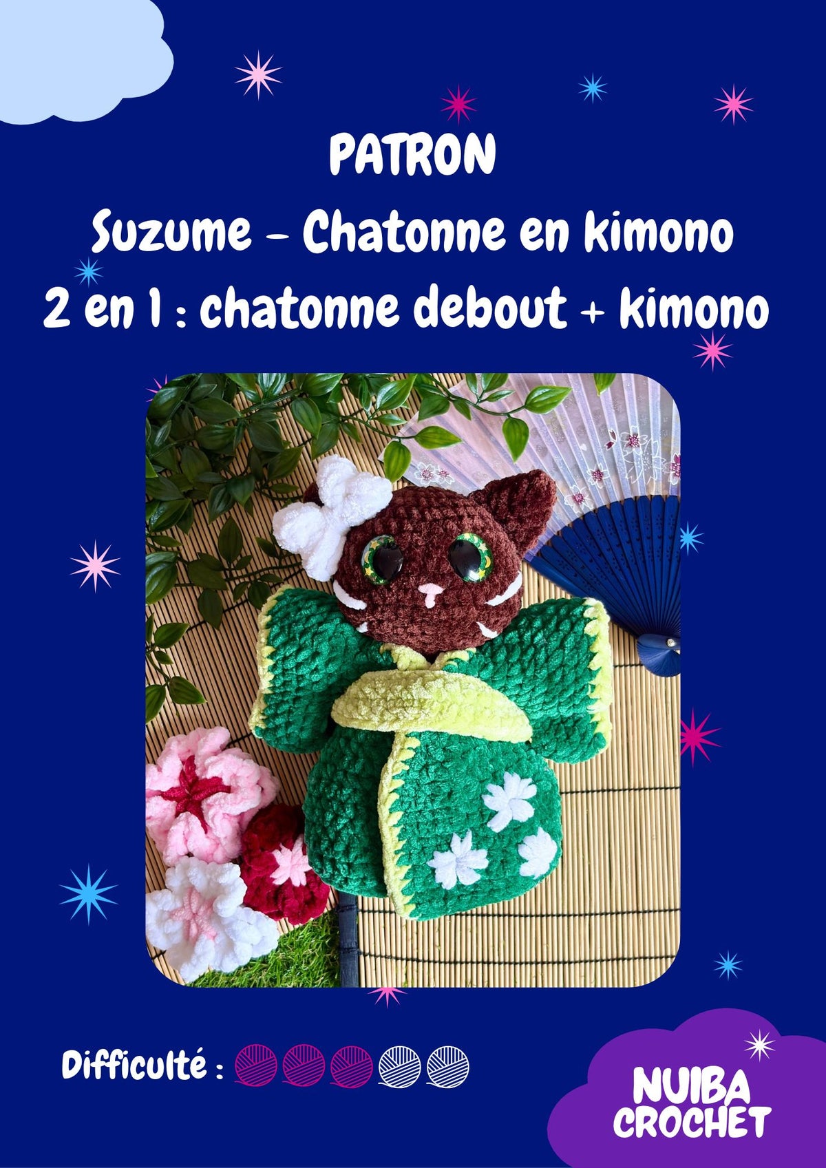 Patron crochet Nuiba Suzume : chatonne en kimono, modèle 2 en 1, illustration de chat crochetée en kimono rose et blanc.